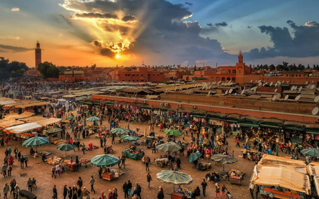 https://www.guidetourmarrakech.com/wp-content/uploads/2018/09/Explore-the-honeycomb-of-connecting-alleyways-that-make-up-the-souks-of-the-Medina-1024x768-1024x640.jpg